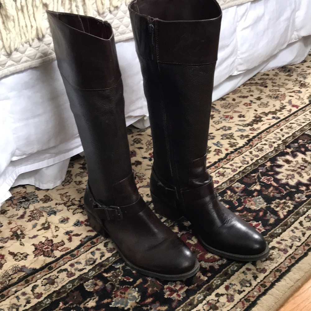 👢 Brown leather boots